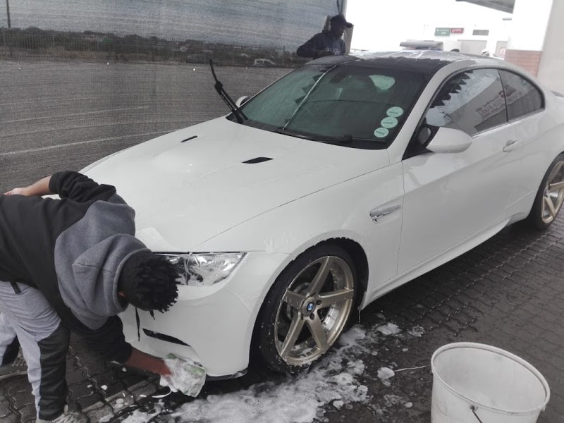 Mo's Car Wash & Barbershop - Photo 3